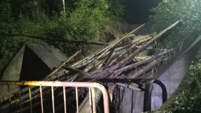 Inundații, oameni evacuați, drumuri blocate în județul Neamț ca urmare a ploilor torențiale