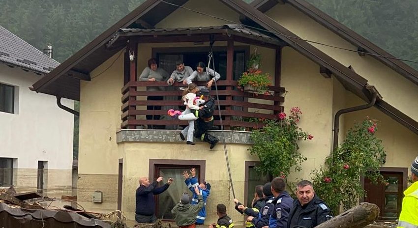 (FOTO/VIDEO) Suceava: 45 de persoane sunt evacuate, la această oră, din localitatea Broșteni, după ce apele le-au cuprins locuințele