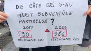(FOTO) Elevii au protestat în Piața Unirii din Iași manifestându-și nemulțumirea față de ultima decizie a guvernului