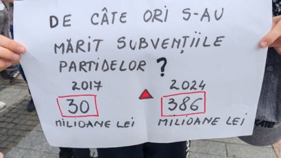 (FOTO) Elevii protestează în Piața Unirii din Iași manifestându-și nemulțumirea față de ultima decizie a guvernului