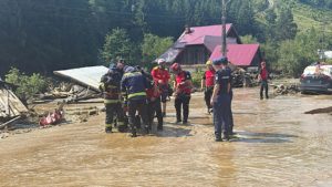 Suceava: IGSU suplimentează efectivele de pompieri în oraşul Broşteni, grav afectat de inundaţii