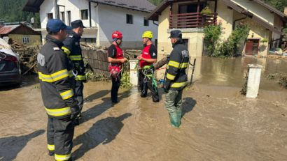 Suceava: Cel puţin 600 de persoane din Broşteni nu locuiesc în casele lor, susţine primarul localităţii