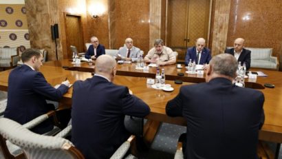 Premierul Ilie Bolojan a discutat cu reprezentanţii celor cinci confederaţii sindicale despre măsurile propuse de guvern