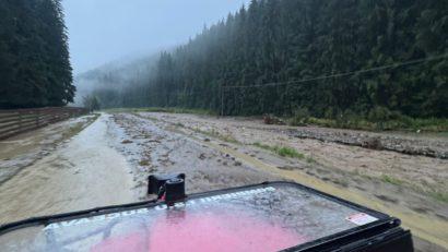 DN 18 în localitatea Cârlibaba, judeţul Suceava, carosabilul s-a surpat pe o lungime de aproximativ 30 de metri