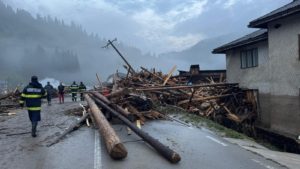 (FOTO) Ploile torenţiale au creat probleme majore în multe localităţi din judeţul Suceava