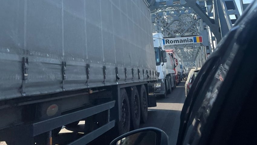 Traficul rutier se desfăşoară în condiţii de aglomeraţie pe sensul de ieşire din ţară pe DN5 Giurgiu-Ruse Traficul rutier se desfăşoară în condiţii de aglomeraţie pe sensul de ieşire din ţară pe DN5 Giurgiu-Ruse