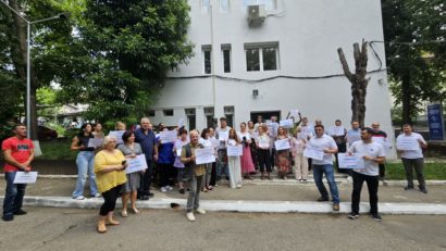 Angajații Direcției Bazinale de Apă Prut-Bârlad au pichetat, astăzi, sediile din teritoriu ale instituției