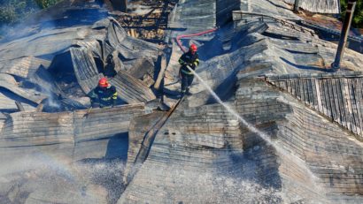Botoșani: Incendiu de proporții la acoperișul unui bloc din localitatea Victoria, comuna Hlipiceni