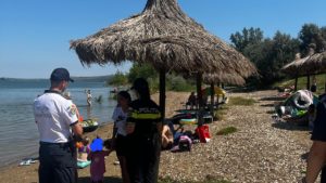 (FOTO) Prevenție pe plajă: acțiune a polițiștilor la Stânca-Costești, jud. Botoșani