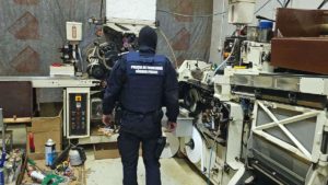 Nouă inculpaţi care făceau parte din grupul infracţional organizat specializat în fabricarea ilegală a ţigărilor, reţinuţi