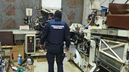 Nouă inculpaţi care făceau parte din grupul infracţional organizat specializat în fabricarea ilegală a ţigărilor, reţinuţi