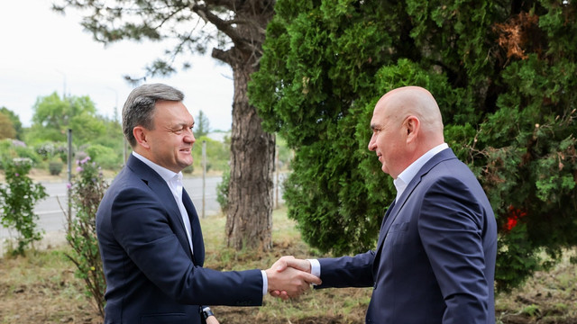 (UPDATE) Premierul Ilie Bolojan – primit de omologul moldovean, Dorin Recean, la sediul Guvernului de la Chişinău (UPDATE) Premierul Ilie Bolojan – primit de omologul moldovean, Dorin Recean, la sediul Guvernului de la Chişinău