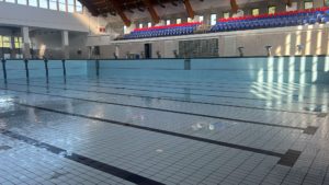(FOTO) Pregătiri pentru campioni: bazinul de înot din Vrancea intră în modernizare
