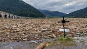 (AUDIO) Neamț: Ecologizarea lacului Izvorul Muntelui s-ar putea încheia la sfârşitul lunii august