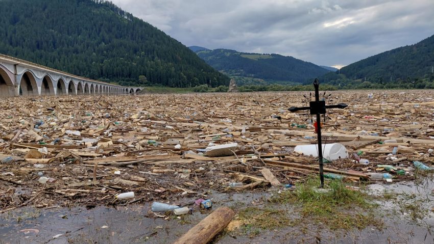 (AUDIO) Suceava: Lipsa digurilor de apărare reprezintă cauza principala a dezastrului de pe Valea Bistriței