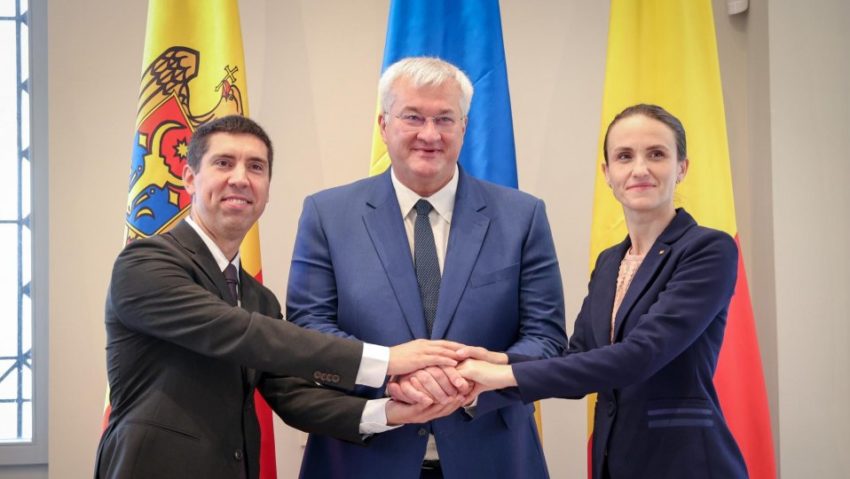 La Cernăuți are loc o reuniune trilaterală România-Ucraina-Republica Moldova La Cernăuți are loc o reuniune trilaterală România-Ucraina-Republica Moldova