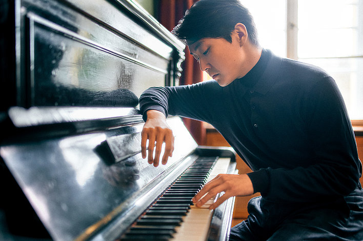 Pianistul Seong-Jin Cho debutează în România la Festivalul Enescu, alături de Orchestra dell’Accademia Nazionale di Santa Cecilia din Roma