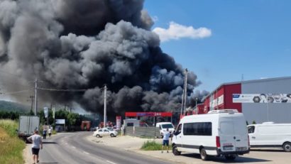 Iași: Incendiu puternic la un depozit amplasat pe strada Trei Fântâni