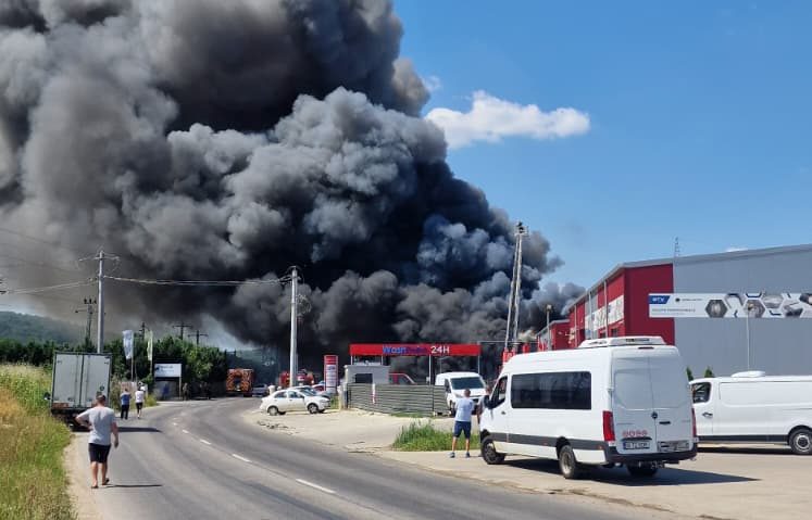 (UPDATE) Iaşi: Hala afectată de incendiu era folosită de o firmă de curierat