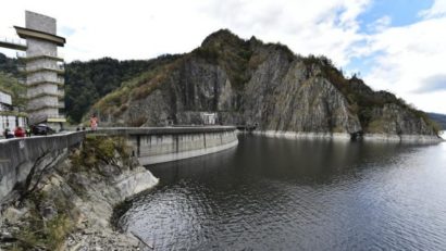 Lacul Vidraru este golit controlat pentru prima dată după aproape 60 de ani, pentru lucrări de întreţinere şi modernizare