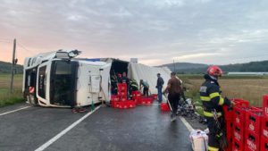 Botoşani: Un camion încărcat cu bere s-a răsturnat, blocând circulaţia pe DN 28B