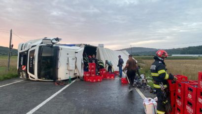 Botoşani: Un camion încărcat cu bere s-a răsturnat, blocând circulaţia pe DN 28B