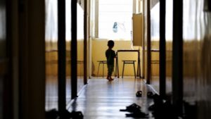 Guvernul a aprobat noi măsuri pentru prevenirea separării copiilor de familie