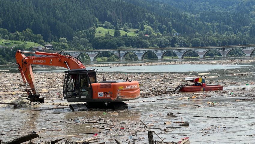 Sute de metri cubi de deşeuri din plastic şi masă lemnoasă, scoşi din râul Bistriţa şi din lacul Bicaz