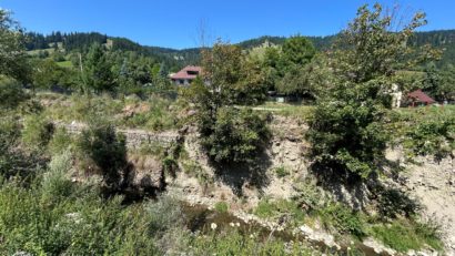 Neamţ: Mai multe locuinţe şi un drum judeţean din Ceahlău riscă să fie afectate de o alunecare de teren