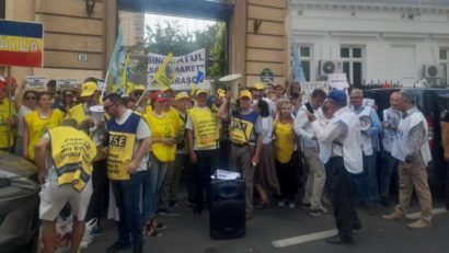 Sindicaliştii din învăţământ pichetează sediul Ministerului Educaţiei şi cer demisia ministrului Daniel David