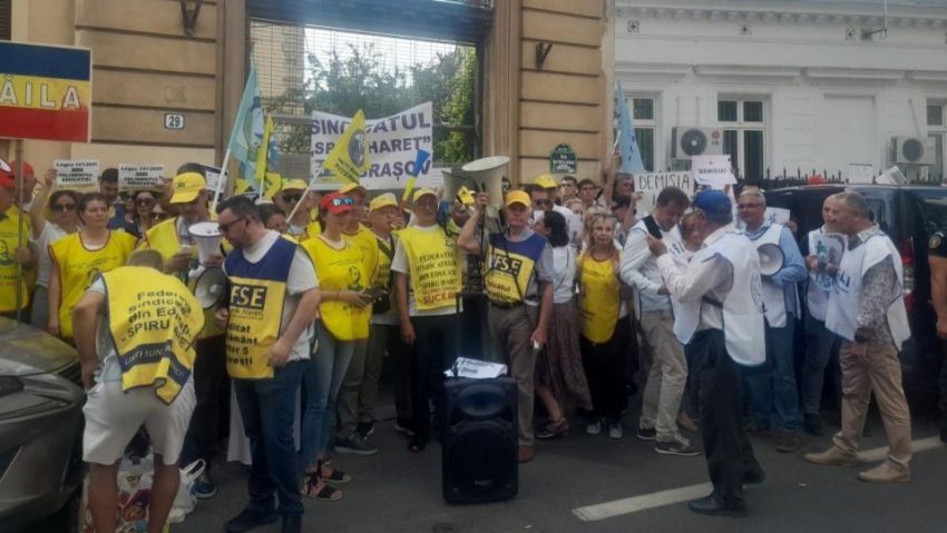 Sindicaliştii din învăţământ pichetează sediul Ministerului Educaţiei şi cer demisia ministrului Daniel David