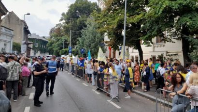 Continuă protestele cadrelor didactice în faţa ministerului Educaţiei