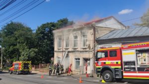 Incendiu la o clădire din centrul Iașului. Traficul este oprit