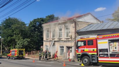 Incendiu la o clădire din centrul Iașului. Traficul este oprit