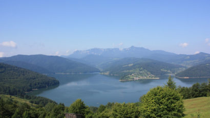 (VIDEO) Lacul Izvorul Muntelui din judeţul Neamţ, cel mai mare lac de acumulare din ţară, a fost curăţat şi ecologizat