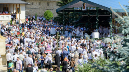 Suceava: Mii de credincioşi au participat la Sfânta Liturghie de la Mănăstirea Putna, cu prilejul Adormii Maicii Domnului