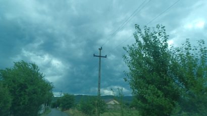 Avertizări de instabilitate atmosferică în aproape jumătate de ţară