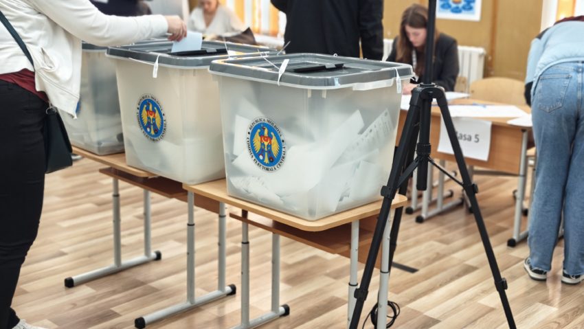 Parlamentare Republica Moldova: Secţiile de votare sunt deschise şi alegătorii sunt aşteptaţi la urne până la ora 21:00