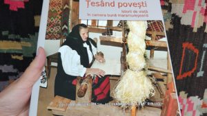 Țesând povești. Istorii de viață în camera bună maramureșeană, de Anamaria Iuga – temă a emisiunii Tradiții de joi, 11 SEPTEMBRIE 2025, ora 21:03 – 22 – cu Dumitru ȘERBAN