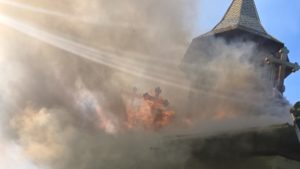 (VIDEO) Suceava: Incendiu la biserica din Botuș, Fundu Moldovei