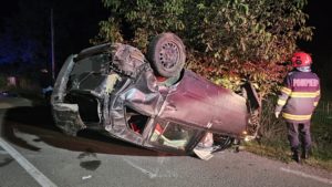 Neamţ: Trei persoane rănite, după ce o maşină s-a răsturnat la Mărgineni