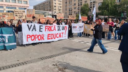 (AUDIO/VIDEO): Protest al studenților, la Iași, față de tăierea burselor