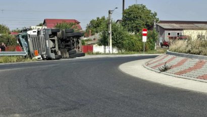 Vaslui: Zeci de locuinţe evacuate în zona unde o cisternă cu gaz metan s-a răsturnat