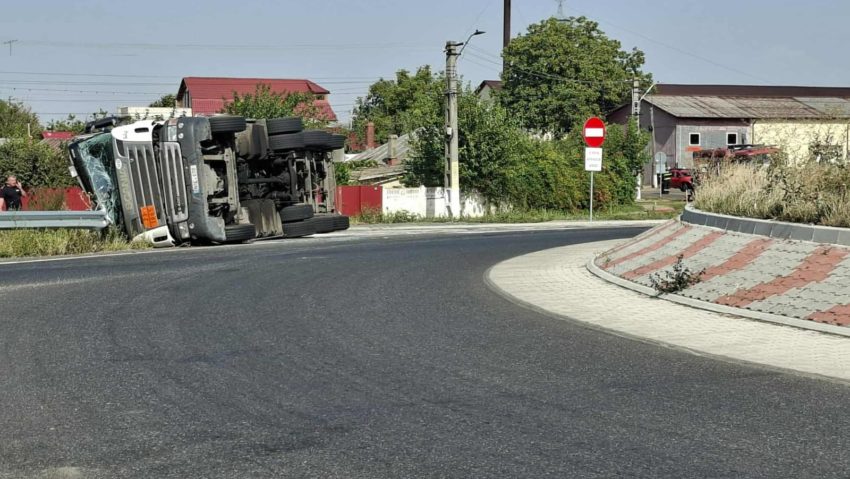 Vaslui: Zeci de locuinţe evacuate în zona unde o cisternă cu gaz metan s-a răsturnat Vaslui: Zeci de locuinţe evacuate în zona unde o cisternă cu gaz metan s-a răsturnat