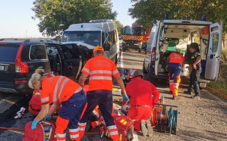 (AUDIO/FOTO) Plan Roșu de Intervenție la Botoșani, după un accident în care a fost implicat și un microbuz (AUDIO/FOTO) Plan Roșu de Intervenție la Botoșani, după un accident în care a fost implicat și un microbuz