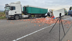 (FOTO) Impact între o autoutilitară și un camion, pe DN2, jud. Bacău
