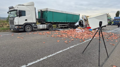 (FOTO) Impact între o autoutilitară și un camion, pe DN2, jud. Bacău