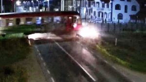 VASLUI: Accident feroviar la Băcești: două persoane au ajuns la spital după ce un autoturism a fost lovit de tren