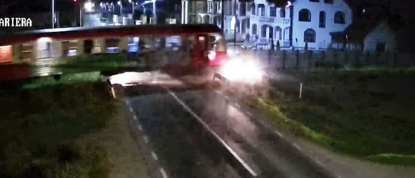 VASLUI: Accident feroviar la Băcești: două persoane au ajuns la spital după ce un autoturism a fost lovit de tren