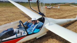 Alexandru Trandabăț, instructor voluntar la Aeroclubul „Alexandru Matei” Iași: „zborul cu planorul este cel mai aproape de zborul liber. Imaginați-vă că este o aeronavă care are peste 500 de kilograme, perfect guvernabilă, exact ca un avion, doar că nu are motor”. Emisiunea „Weekend cu prieteni” (28.09.2025)
